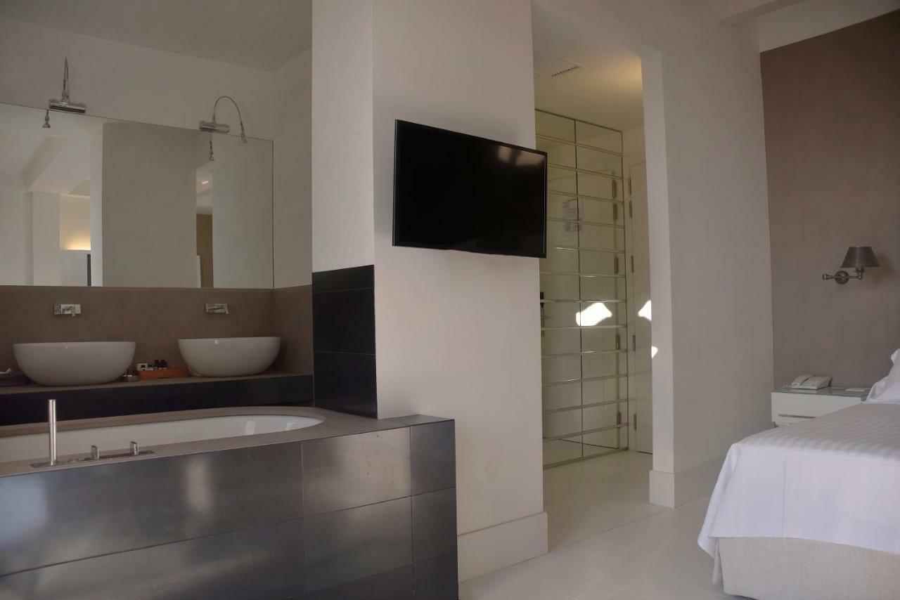 Deluxe Double Room with Side Sea View